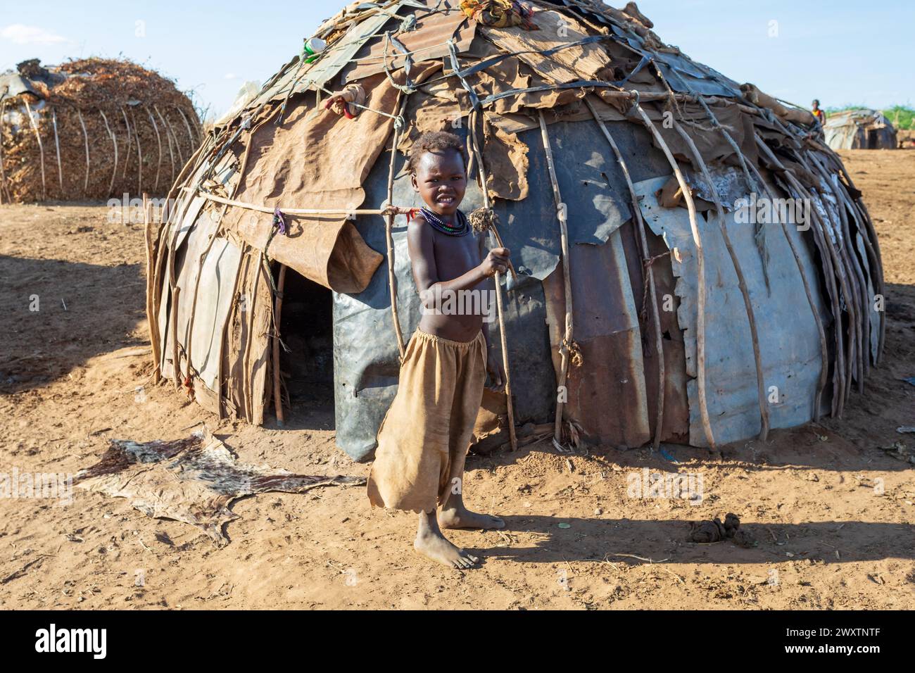 Omorate, Omo Valley, Äthiopien - 11. Mai 2019: Kinder aus dem afrikanischen Stamm Dasanesh im Dorf. Daasanach sind die ethnischen Gruppen der Cushiten, die in E leben Stockfoto
