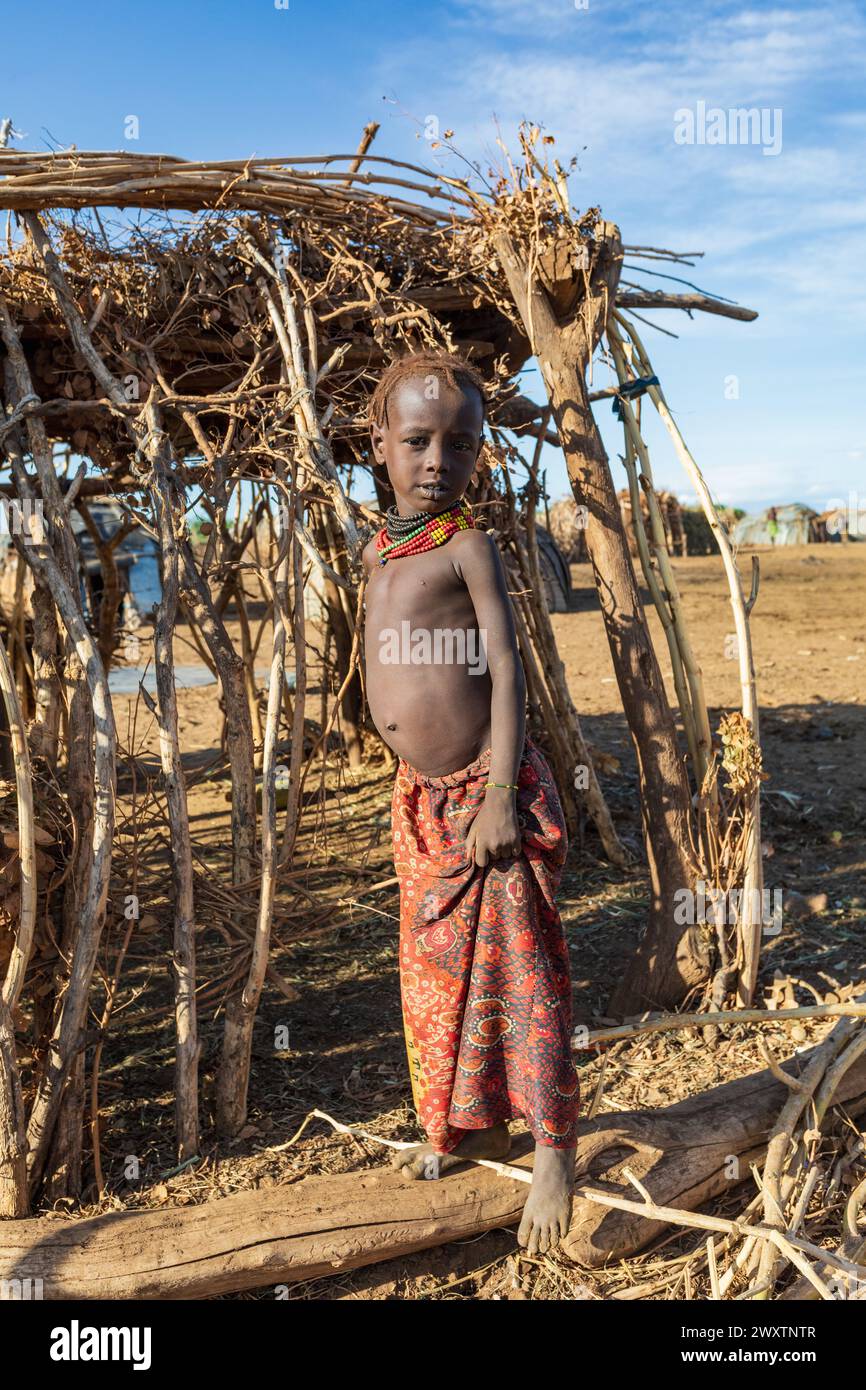 Omorate, Omo Valley, Äthiopien - 11. Mai 2019: Kinder aus dem afrikanischen Stamm Dasanesh im Dorf. Daasanach sind die ethnischen Gruppen der Cushiten, die in E leben Stockfoto
