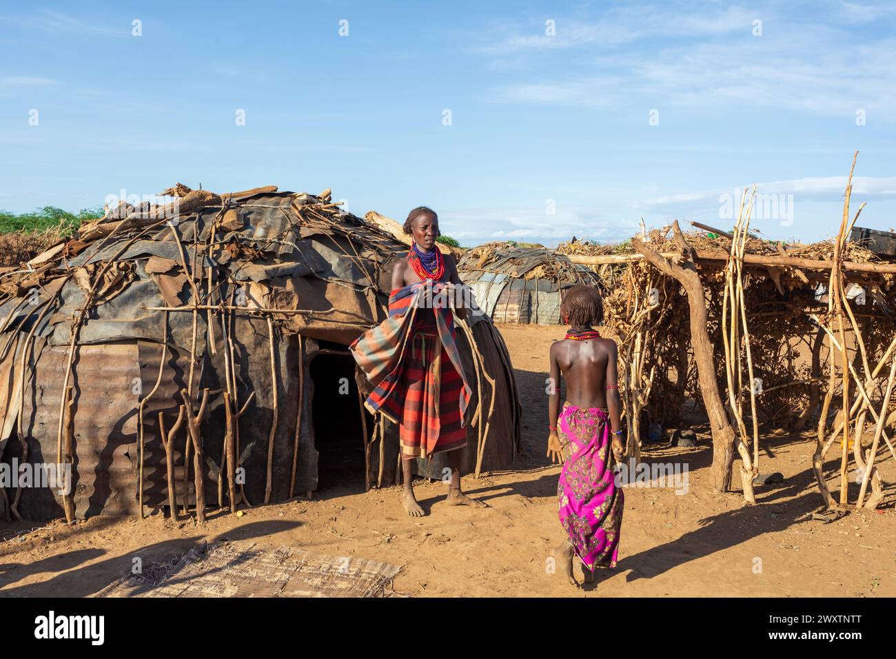 Omorate, Omo Valley, Äthiopien - 11. Mai 2019: Frau vom afrikanischen Stamm Dasanesh vor traditioneller Hütte. Daasanach sind die Cushitic ethnischen Gruppe i Stockfoto