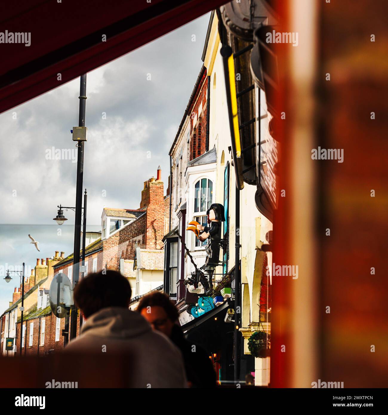 Kaffee trinken im Freien in der Tynemouth High Street, North Tyneside Stockfoto