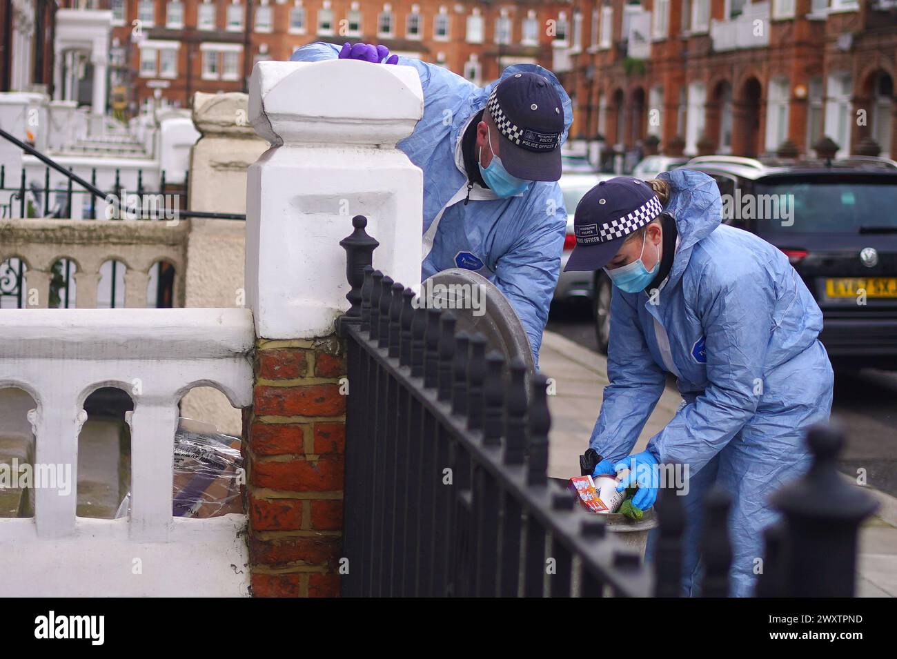 Gerichtsmediziner am Tatort in der Comeragh Road, West Kensington, West London, nachdem ein Mann am Ostermontag erschossen wurde. Beamte reagierten auf eine gemeldete Störung in einer Wohnadresse um 22:17 Uhr am Montagabend. Sanitäter behandelten einen 21-jährigen Mann wegen einer Schusswunde, aber er starb am Tatort kurz vor 23 Uhr. Bilddatum: Dienstag, 2. April 2024. Stockfoto