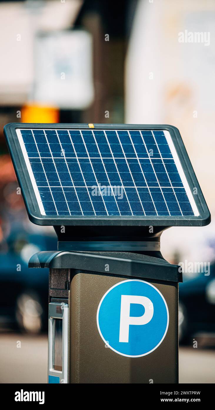 Stockholm, Schweden. Parkmaschine mit EINER Solarbatterie zum Aufladen von Solar Energy Light ausgestattet. Elektronische Zahlung, die eine Genehmigung erteilt Stockfoto