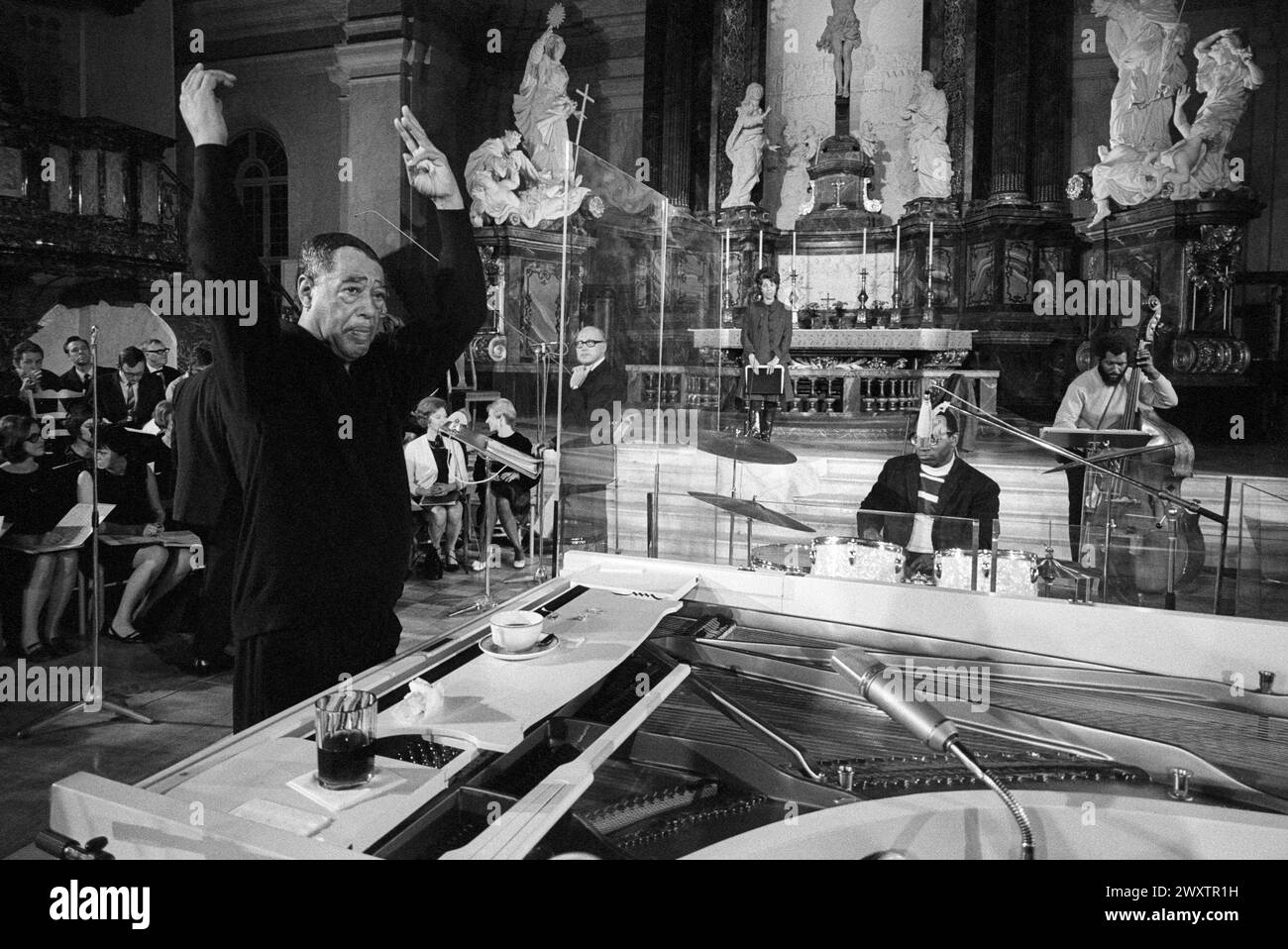 DUKE ELLINGTON und Alice Babs Sjšblom machen eine Fernsehaufnahme und ein Konzert in der Kirche Gustav Vasa in Stockholm Stockfoto