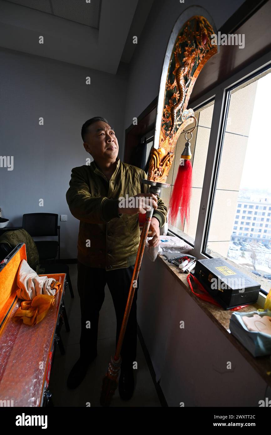 (240402) -- TAIYUAN, 2. April 2024 (Xinhua) -- Wu Lingyun überprüft die ...