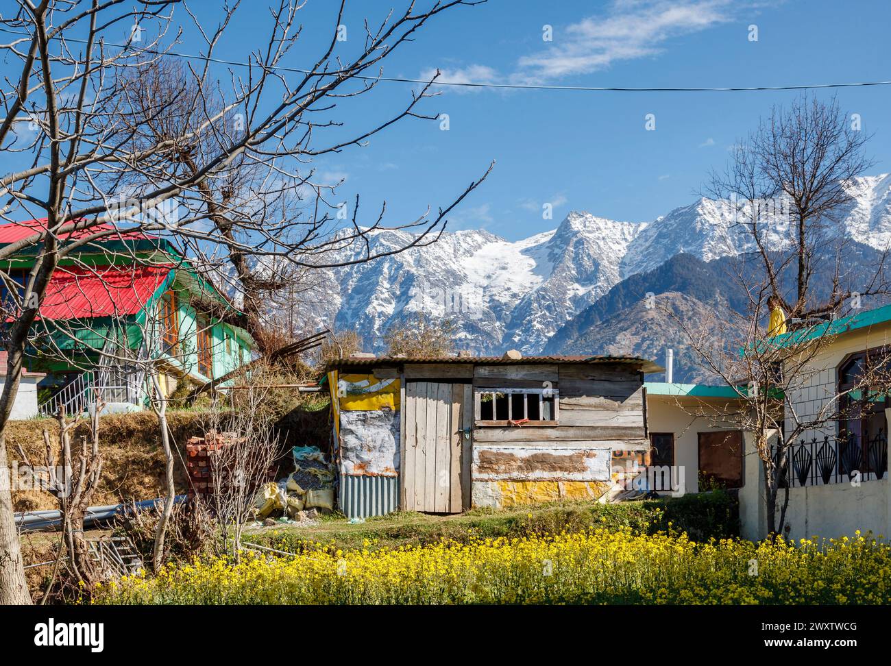 Nebengebäude im Dorf Naddi, berühmt für den Naddi Aussichtspunkt mit spektakulärem Blick auf die malerische massive Himalaya Dhauladhar Range Stockfoto