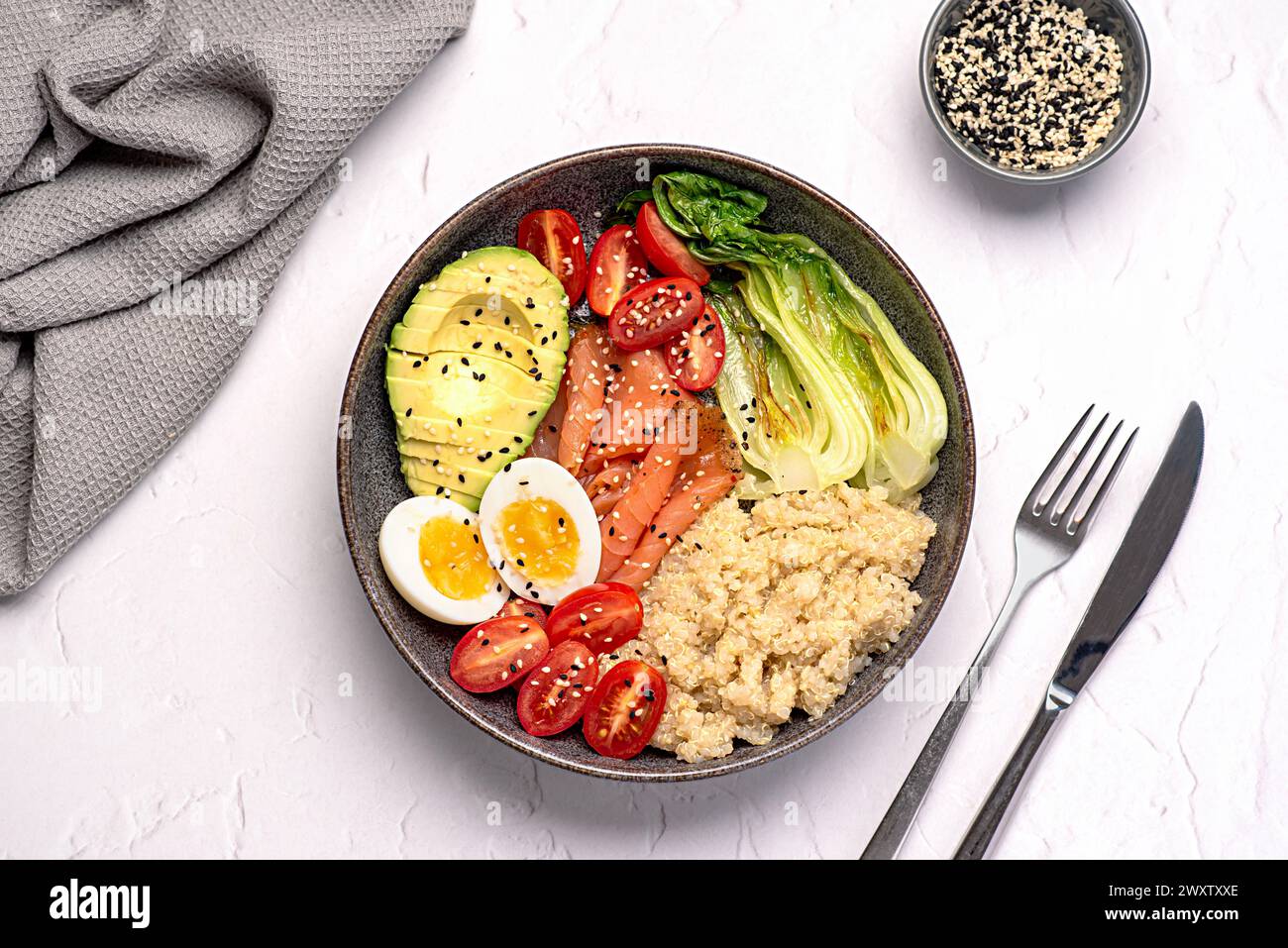 Lebensmittelfotografie von gesundem Frühstück, Brunch, buddha Bowl, Ei, Lachs, bok Choy, Tomaten, Quinoa, Avocado, Sesamsamen, Protein, Kohlenhydrate, sterben Stockfoto