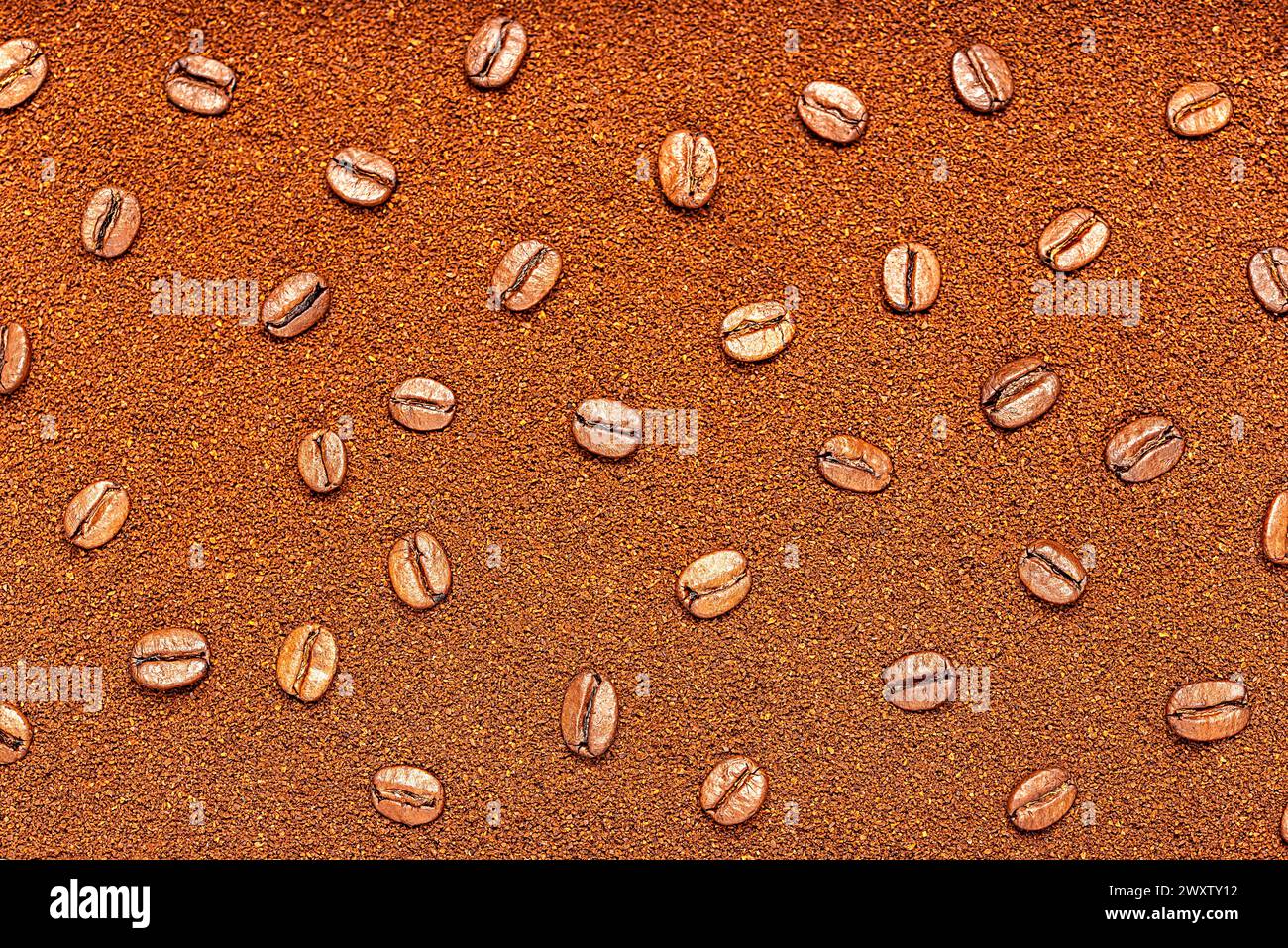 Makroaufnahmen von geröstetem gemahlenem Kaffee; Bohnen; Muster; Hintergrund; arabisch; strukturiert; Energie; Geschmack; Café; Espresso Stockfoto