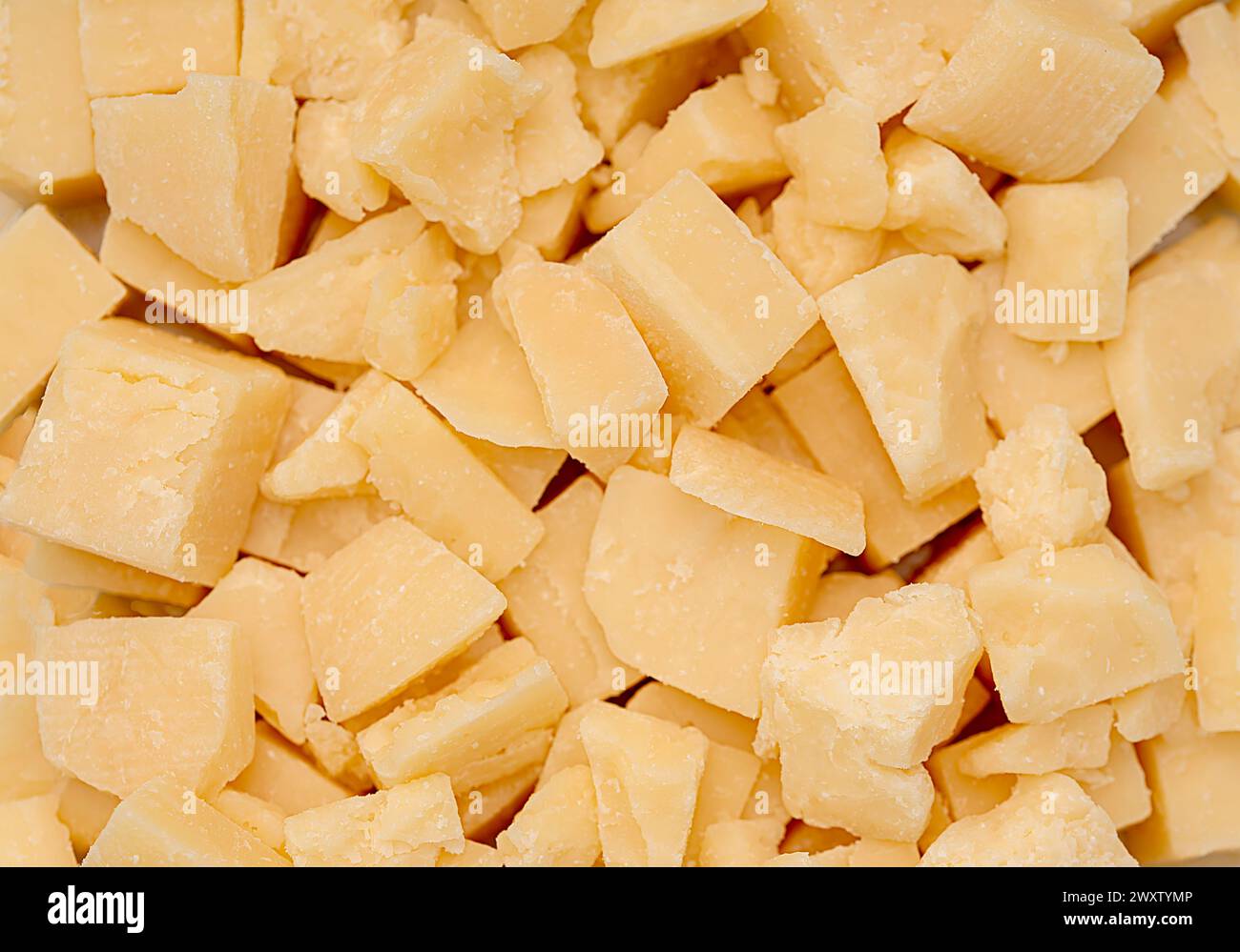 Makroaufnahmen von Käse Parmesan, hart, Italienisch, Milchprodukte, Vorspeise, parma, pikant, schneiden, würfeln, Snack, Schicht Stockfoto