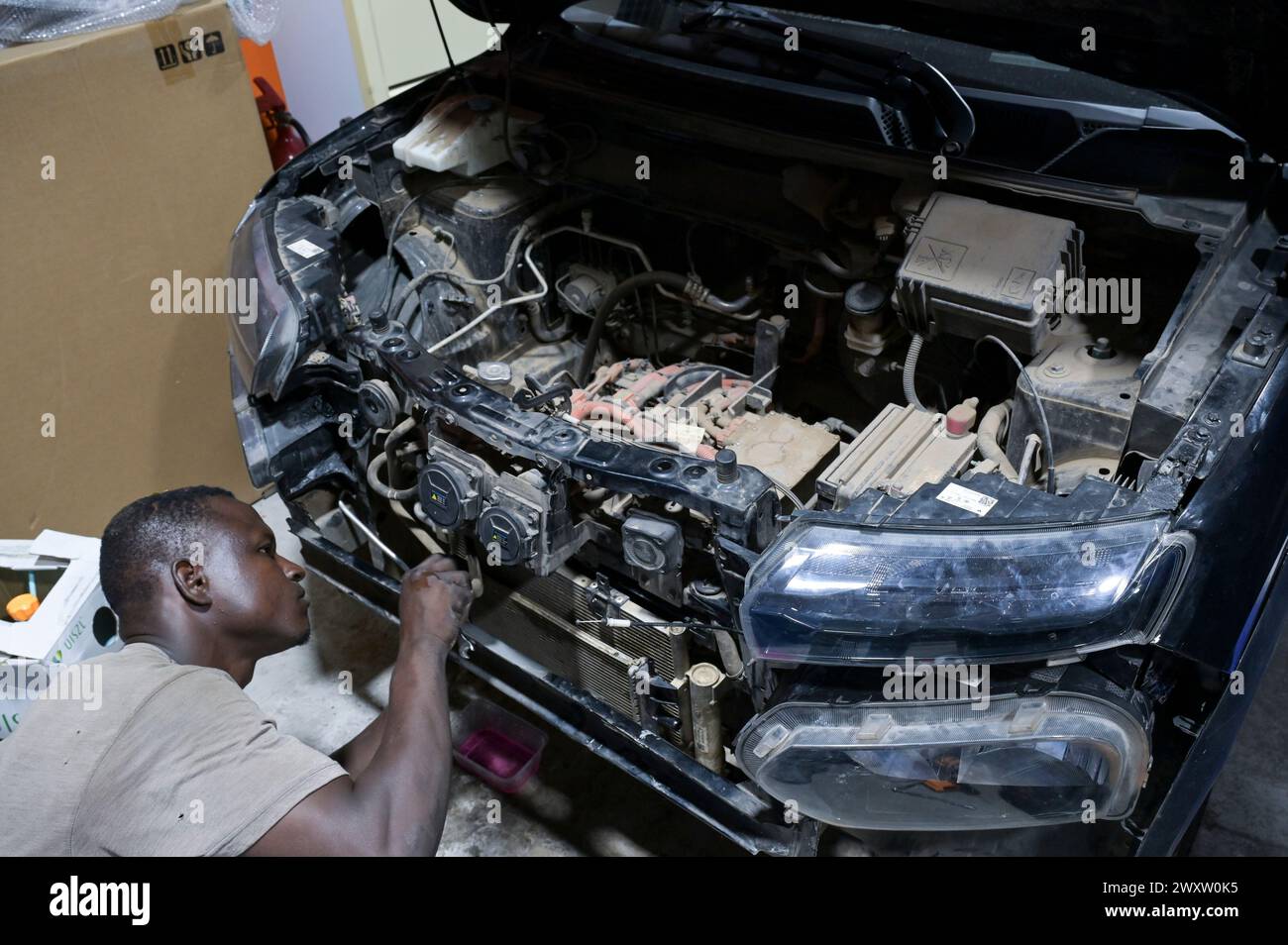 GHANA, Accra, Elektromobilität, IJANU Service und Schnellladestation für Elektroautos, Reparatur von E-Autos / GHANA, Accra, E-Mobilität, IJANU Service und Ladestation für E-Autos, Reparatur von E-Autos, chinesisches Dongfeng EX1 E-Auto Stockfoto