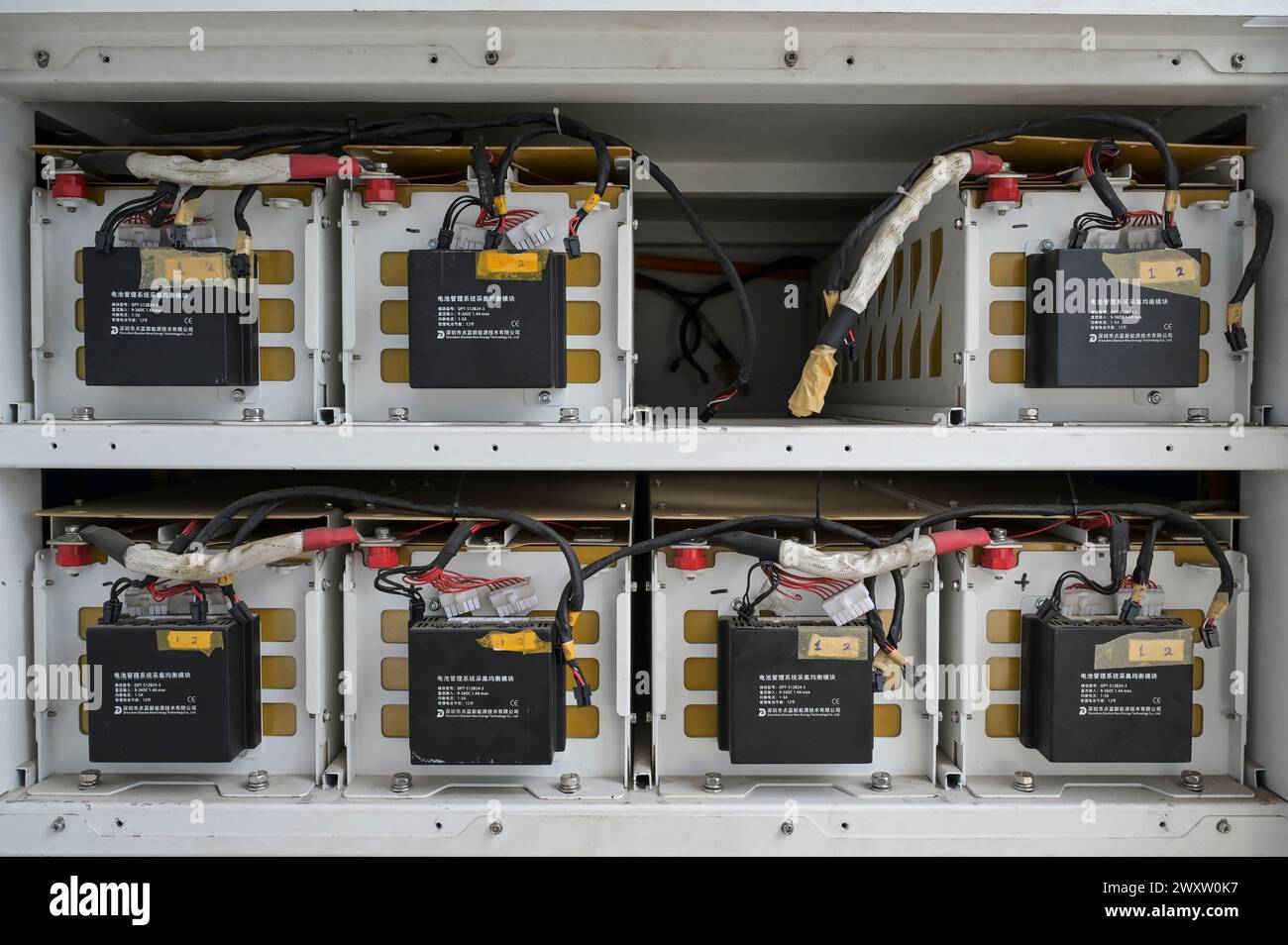 GHANA, Accra, Elektromobilität, IJANU Service und Schnellladestation für Elektroautos, chinesische Batterien in der Ladestation zur Speicherung von Strom von PV-Anlage Stockfoto