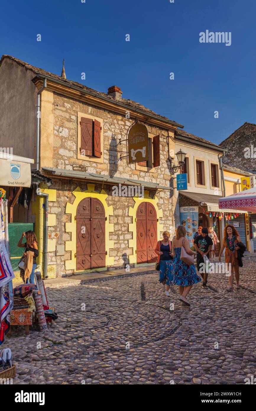 Straße in der Altstadt, Mostar, Bosnien Stockfoto