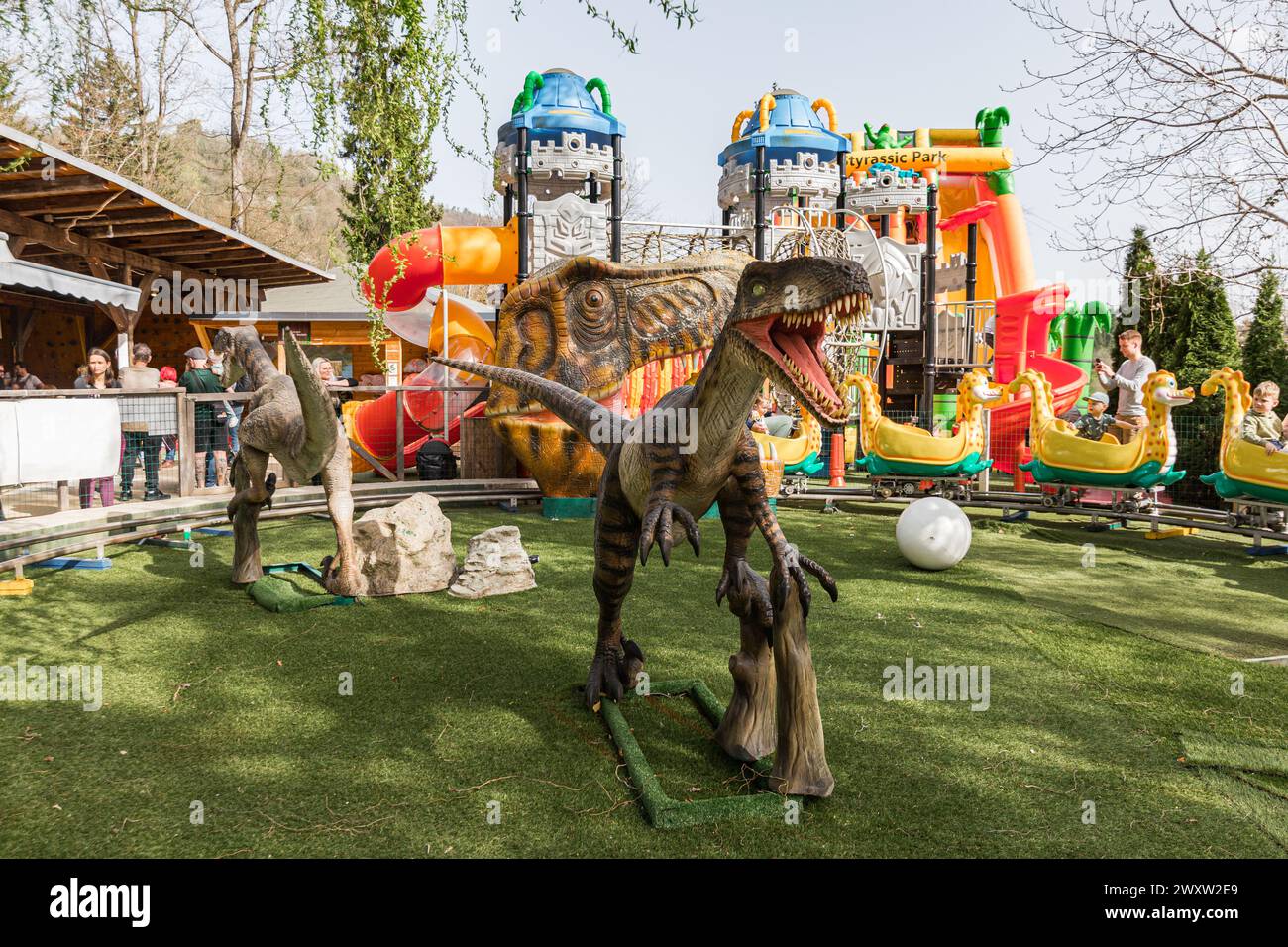 Velociraptor in einem Vergnügungspark in österreich. Stockfoto