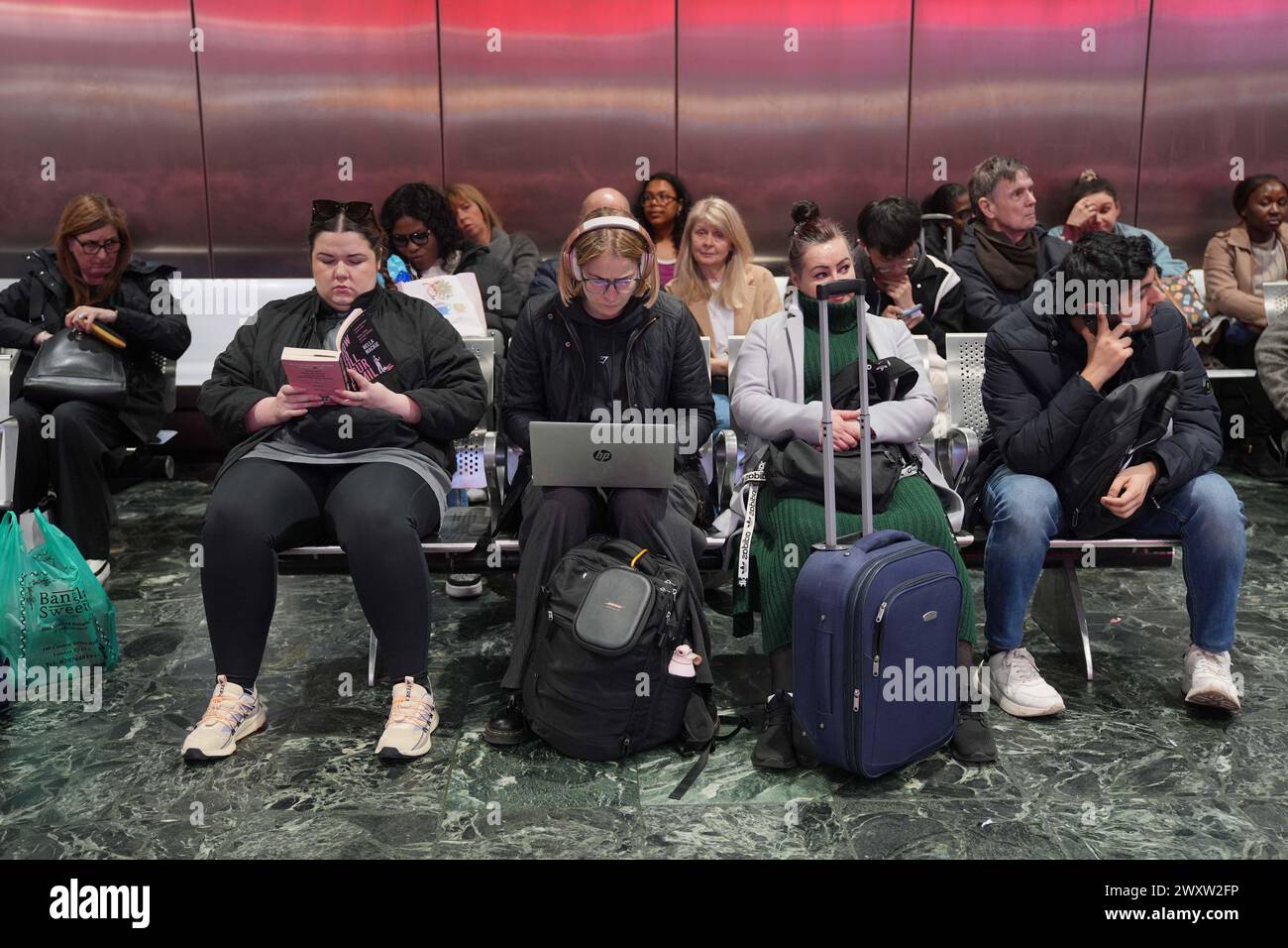 Menschen am Bahnhof Euston in London als Zugpassagiere auf der West Coast Main Line leiden aufgrund eines Signalfehlers am Bahnhof unter schweren Störungen. Bilddatum: Dienstag, 2. April 2024. Stockfoto