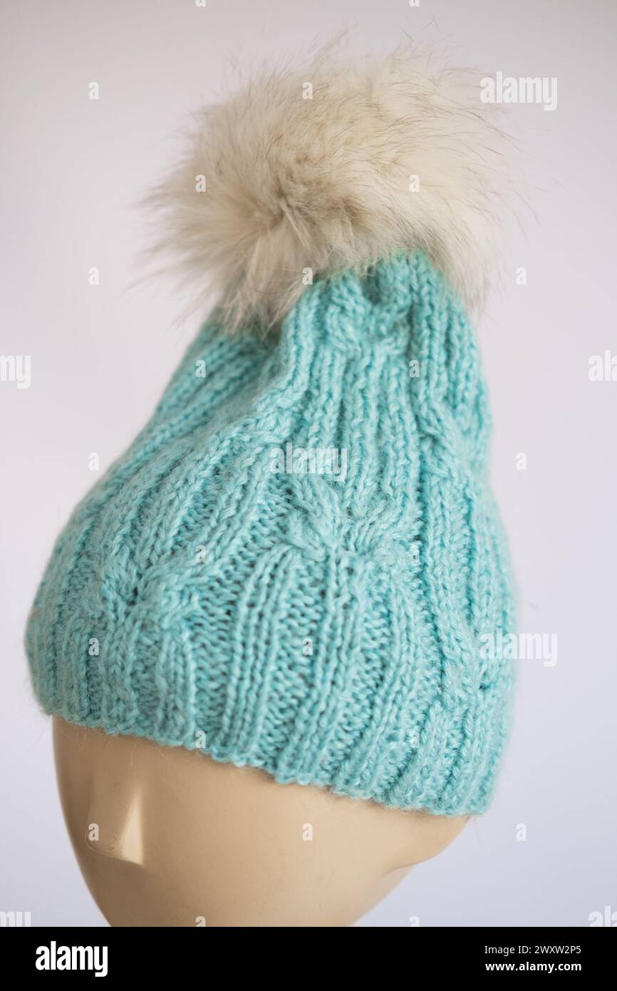 Strickmütze in Aquamarin mit Pompom am Mannequin Stockfoto
