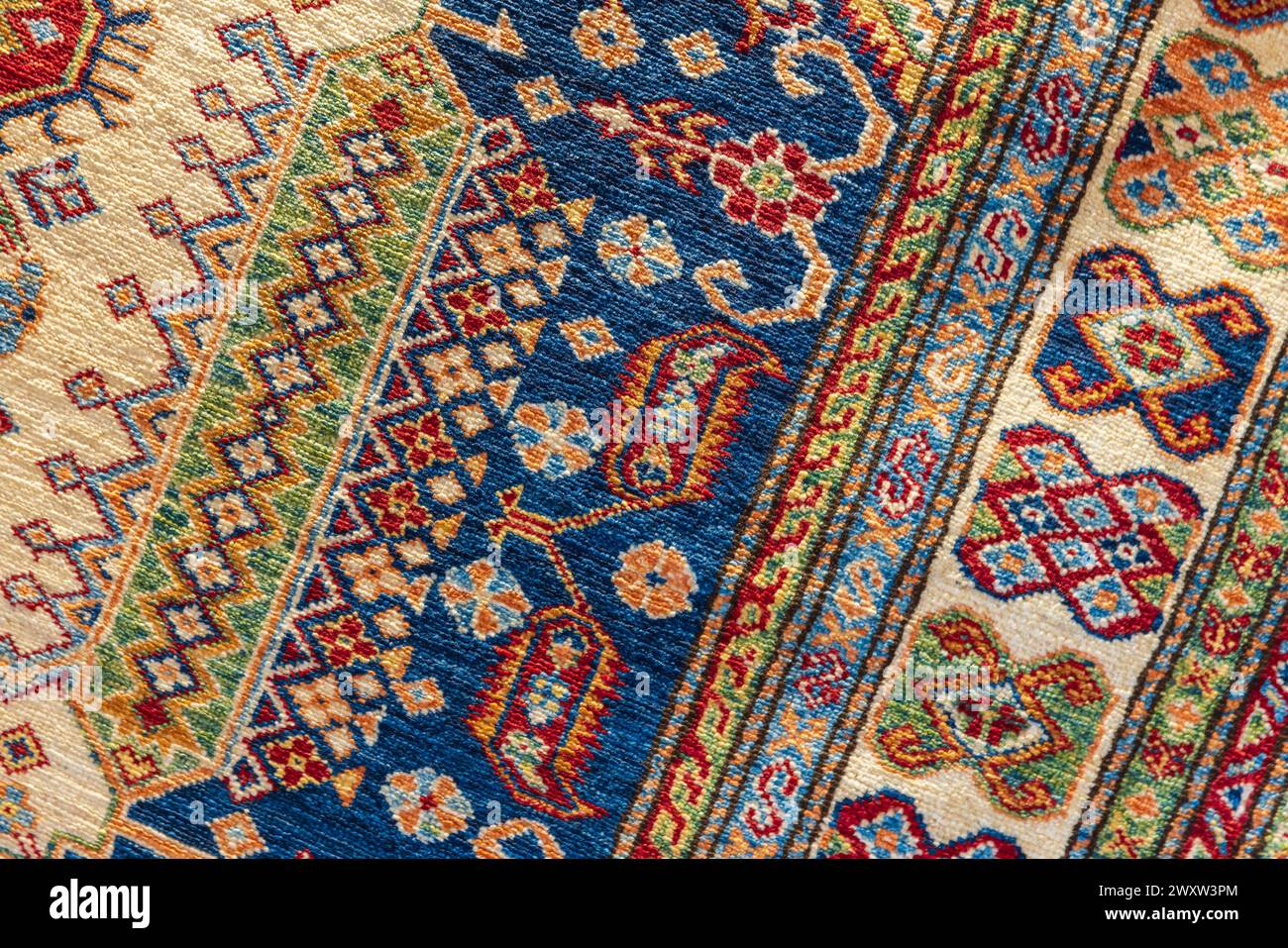 Orientalischer Seidenteppich mit farbenfrohen geometrischen Mustern, Nahaufnahme Stockfoto