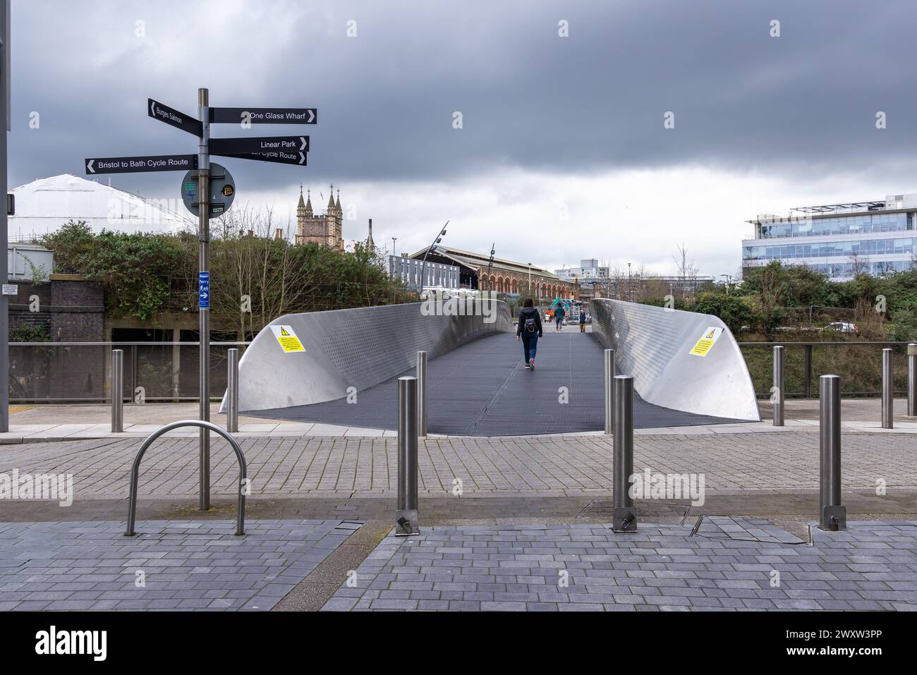 Meads REACH Bridge eine Fußgängerbrücke und Radbrücke über den Fluss Avon am Temple Quay Bristol, City of Bristol, England, Großbritannien Stockfoto