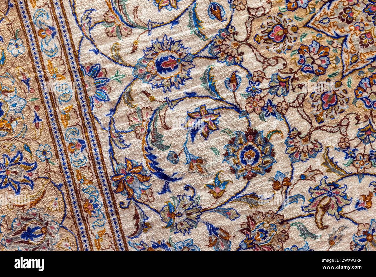 Orientalischer Seidenteppich mit farbenfrohem Blumenmuster, Nahaufnahme Stockfoto