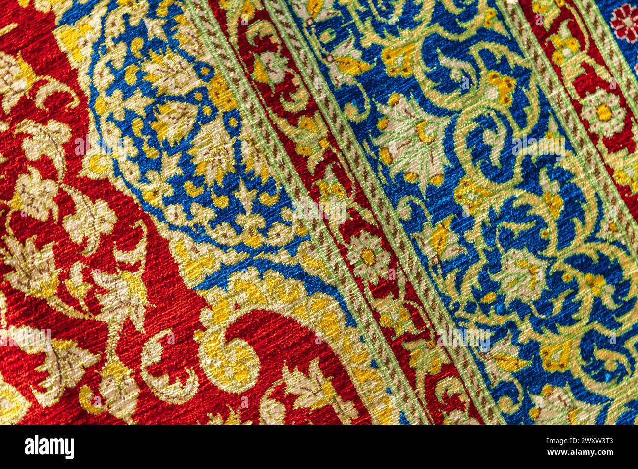 Orientalischer Seidenteppich mit farbenfrohem Blumenmuster Stockfoto