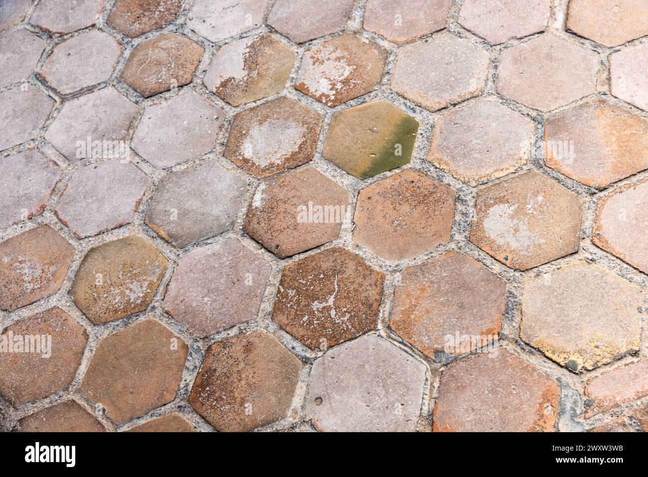 Alte Straßenpflaster aus sechseckigen Fliesen, Hintergrund-Foto-Textur Stockfoto