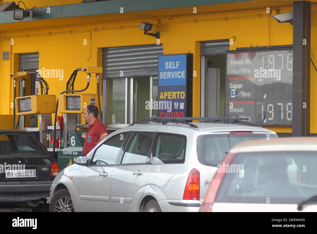 - Unabhängige Tankstelle am südlichen Stadtrand von Mailand (Italien) kann dank des Rückgriffs auf den freien Markt Preise verlangen, die unter denen großer Vertriebsketten liegen - Vertrieb indipendente di carburanti alla periferia sud di Milano; grazie al ricorso al mercato libero pratica prezzi inferiori a quelli delle grandi catene di distribuzione Stockfoto
