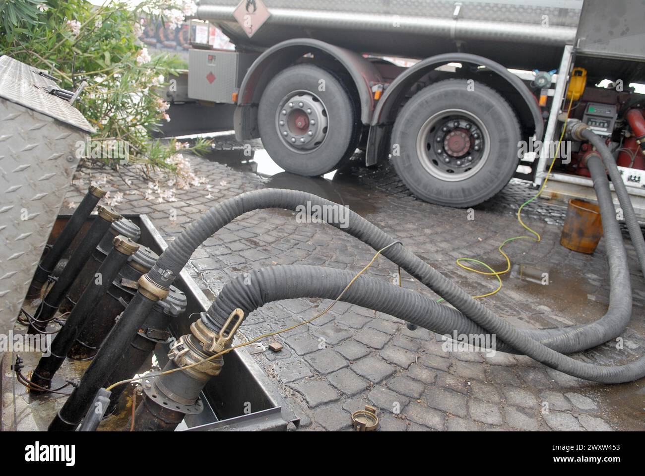 Betankung an einer Tankstelle am Stadtrand von Mailand (Italien) Stockfoto