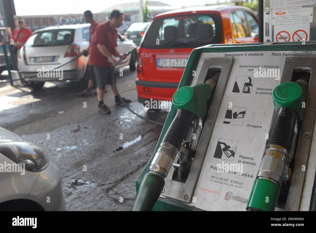 - Unabhängige Tankstelle am südlichen Stadtrand von Mailand (Italien) kann dank des Rückgriffs auf den freien Markt Preise verlangen, die unter denen großer Vertriebsketten liegen - Vertrieb indipendente di carburanti alla periferia sud di Milano; grazie al ricorso al mercato libero pratica prezzi inferiori a quelli delle grandi catene di distribuzione Stockfoto