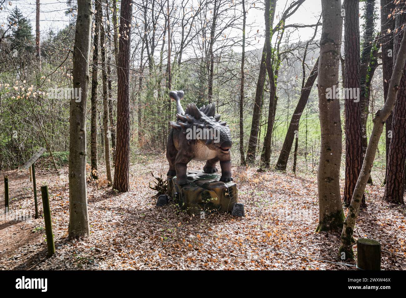 Ein großer Dinosaurier-Nachbau in der Natur, in einem Wald Stockfoto