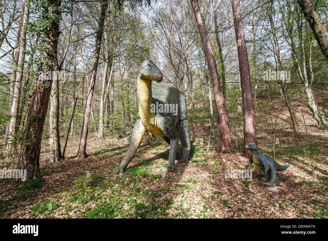 Ein großer Dinosaurier-Nachbau in der Natur, in einem Wald Stockfoto