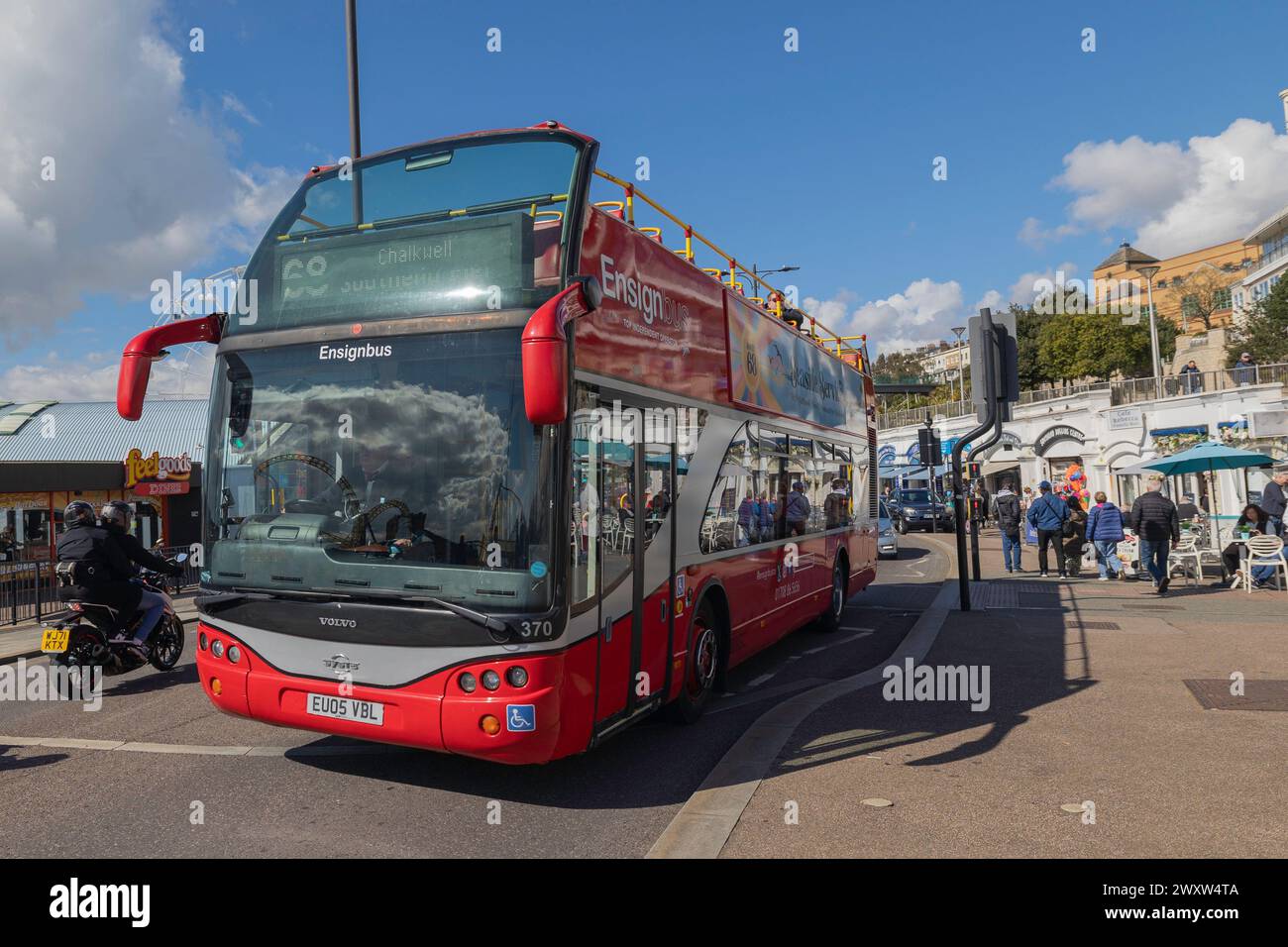 Seaside Service mit offenem Oberdeck an Southend Seafront, Route 68. Southend on Sea, 2024. Stockfoto