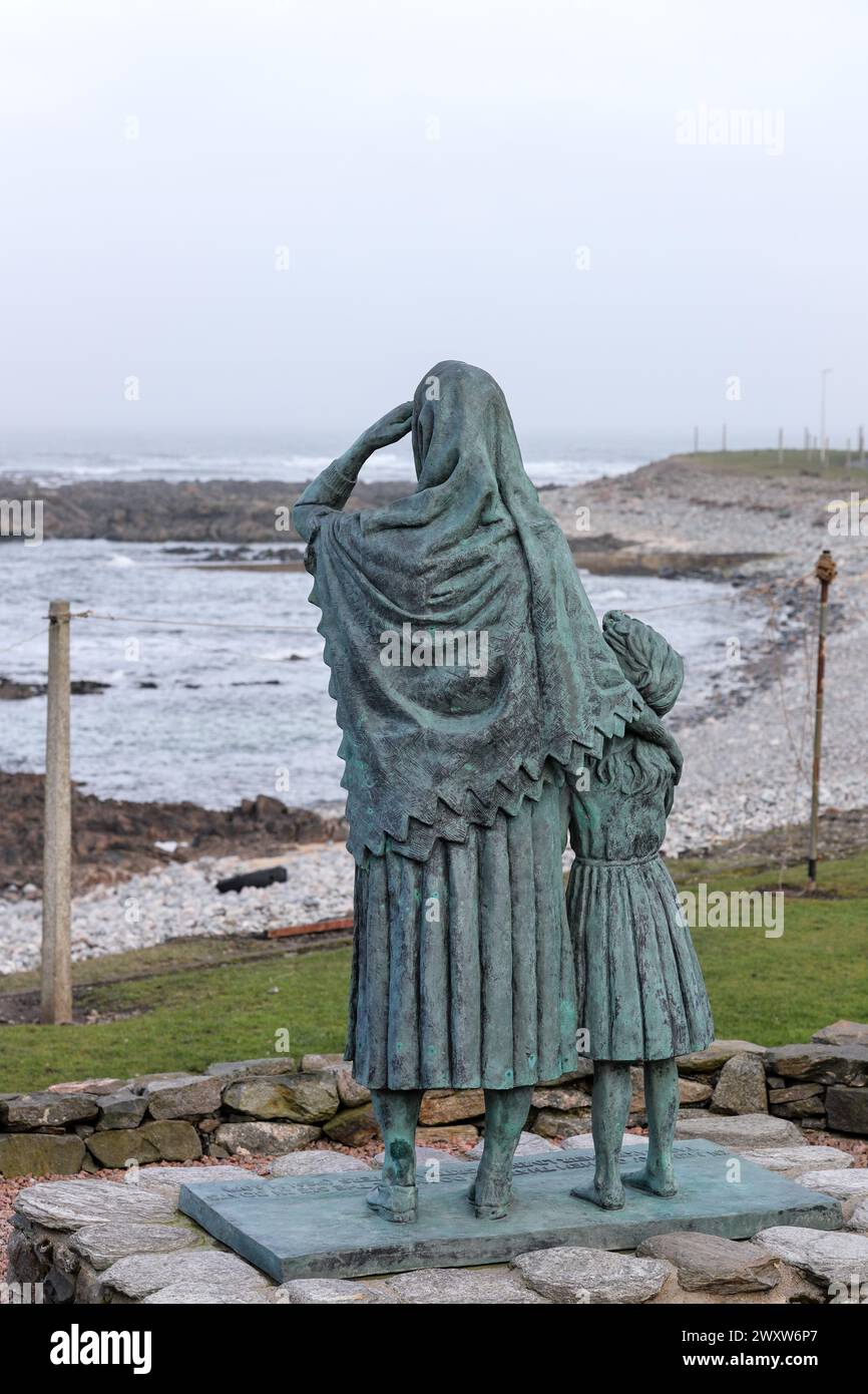 Gedenkstatue einer fischerfrau und ihrer Tochter, die auf das Meer blickt, geschaffen zum Gedenken an die Verlorenen in Cairnbulg, Aberdeenshire, Schottland. Stockfoto