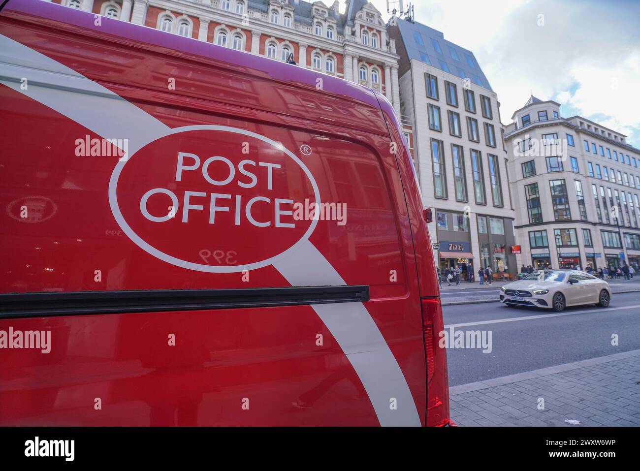 Postbus parkte im Strand, London Stockfoto