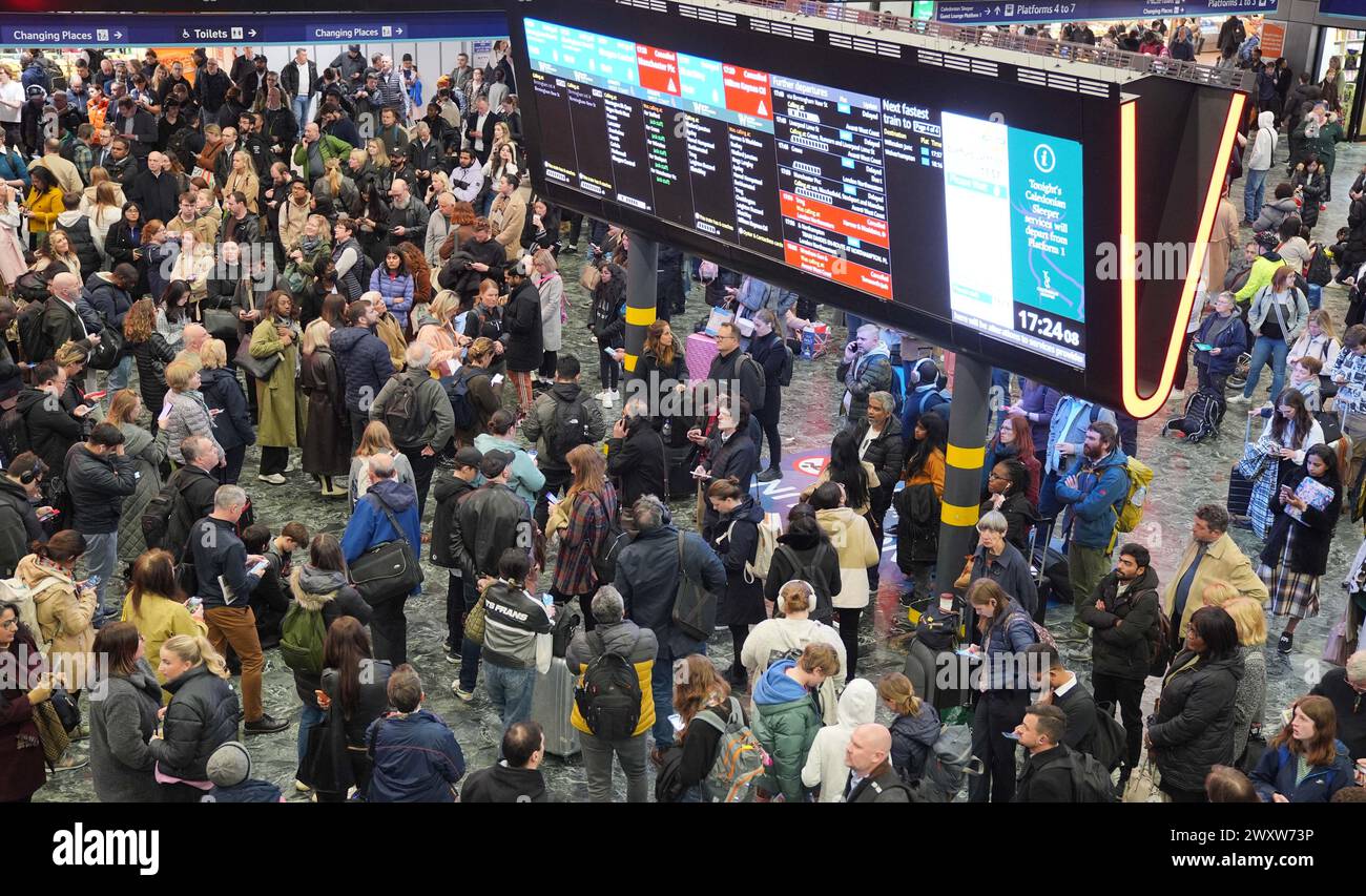 Menschen am Bahnhof Euston in London als Zugpassagiere auf der West Coast Main Line leiden aufgrund eines Signalfehlers am Bahnhof unter schweren Störungen. Bilddatum: Dienstag, 2. April 2024. Stockfoto