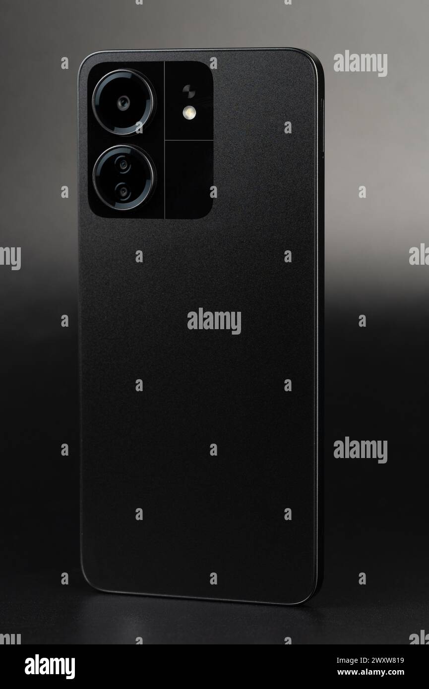 Modernes schwarzes Smartphone mit Tripple-Kamera-Set Stockfoto