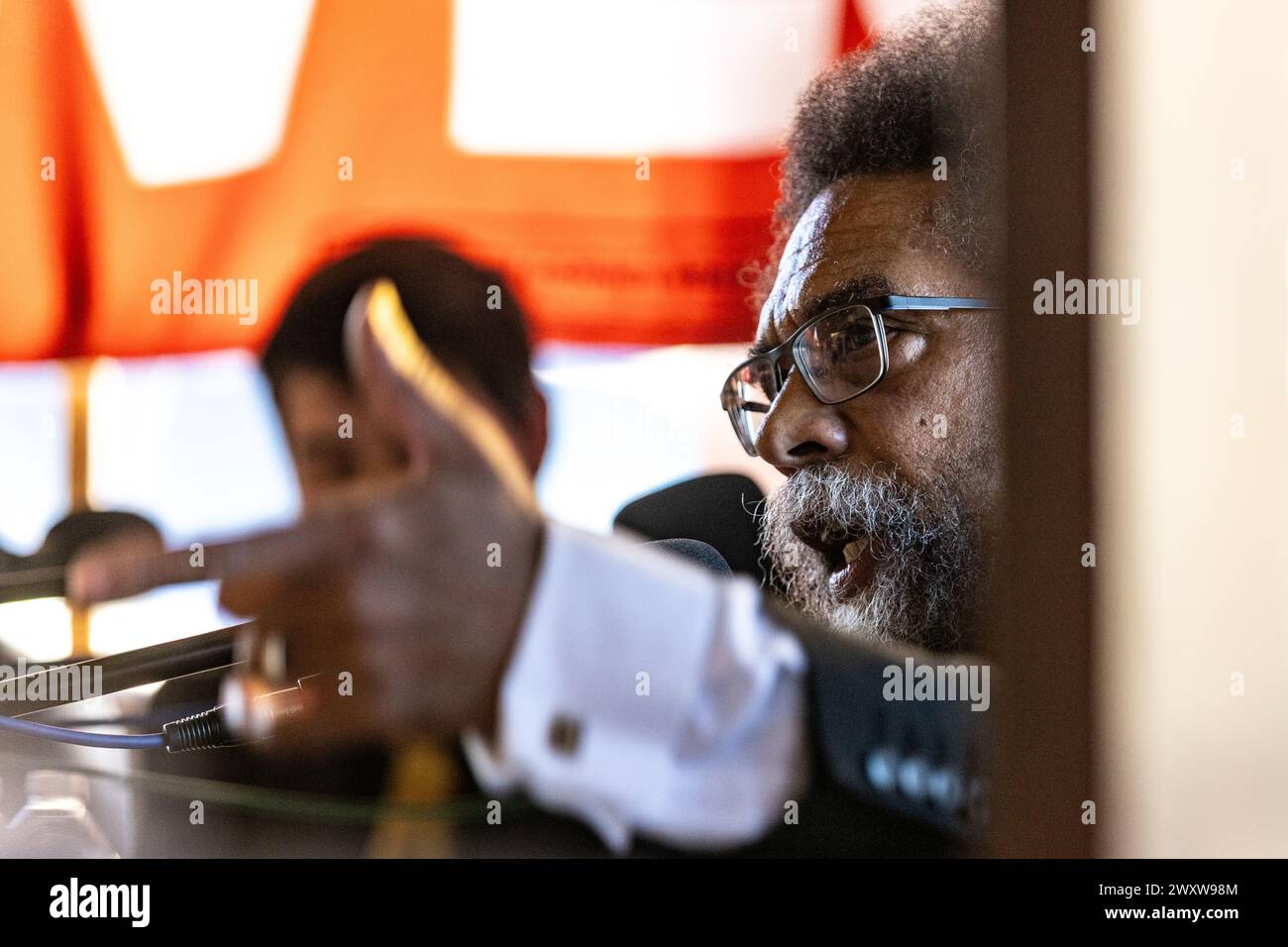 Los Angeles, USA, 1. April 2024. Der unabhängige Präsidentschaftskandidat Dr. Cornel West spricht am Montag, den 1. April 2024, auf einer Wahlkampfveranstaltung in Los Angeles, Kalifornien. Stockfoto