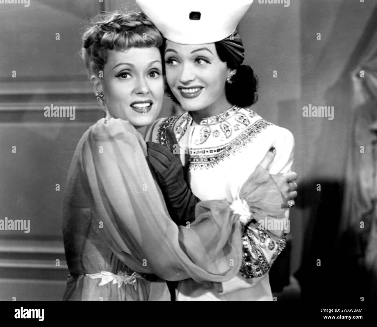 HI DIDDLE DIDDLE 1943 United Artists Film mit Martha Scott links und Nola Pegri Stockfoto