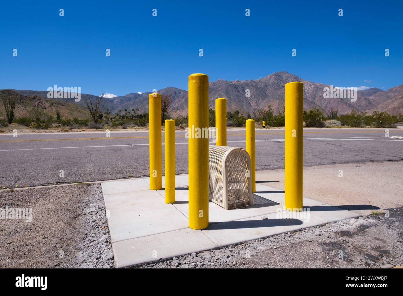 Gelbe Säulen schützen Rohre. Kalifornien, Vereinigte Staaten von Amerika Stockfoto