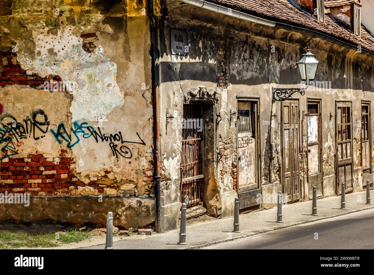 Reiche Patinas und Texturen verlassener alter Gebäude, die mit Graffiti und freiliegenden Ziegeln an der Vlaska Ulica in Zagreb, Kroatien, restauriert werden können Stockfoto