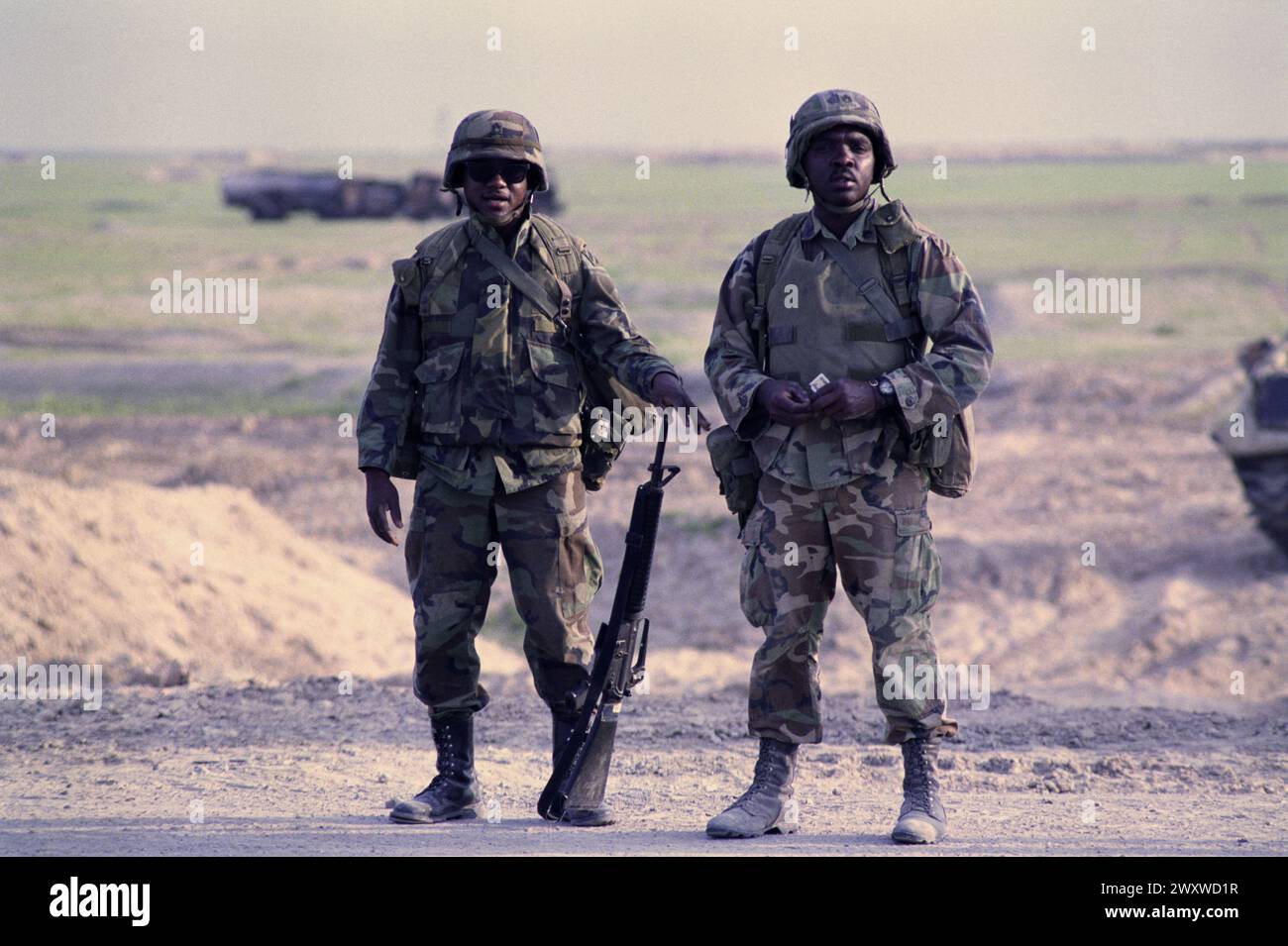 26. März 1991 Soldaten der US-Armee im Wachdienst am letzten amerikanischen Kontrollpunkt, 8 km südlich von Nasiriyah im südlichen Irak. Stockfoto