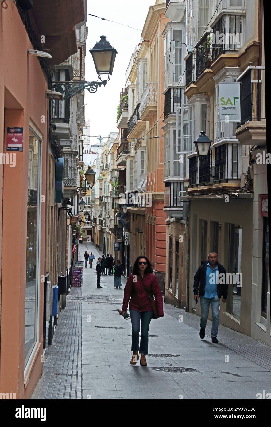 Calle dela Veronica, eine Seitenstraße von Cadiz, Spanien Stockfoto