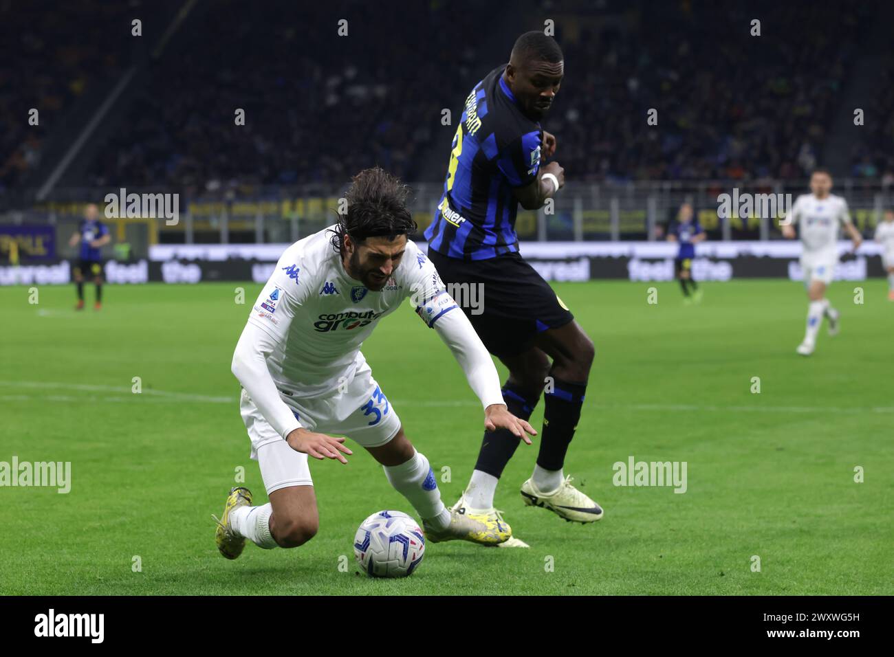 Mailand, Italien. April 2024. Marcus Thuram vom FC Internazionale trifft beim Spiel der Serie A bei Giuseppe Meazza in Mailand auf Sebastiano Luperto vom Empoli FC. Der Bildnachweis sollte lauten: Jonathan Moscrop/Sportimage Credit: Sportimage Ltd/Alamy Live News Stockfoto