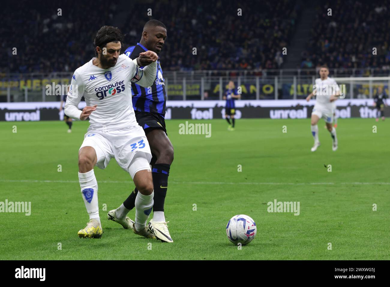 Mailand, Italien. April 2024. Marcus Thuram vom FC Internazionale trifft beim Spiel der Serie A bei Giuseppe Meazza in Mailand auf Sebastiano Luperto vom Empoli FC. Der Bildnachweis sollte lauten: Jonathan Moscrop/Sportimage Credit: Sportimage Ltd/Alamy Live News Stockfoto