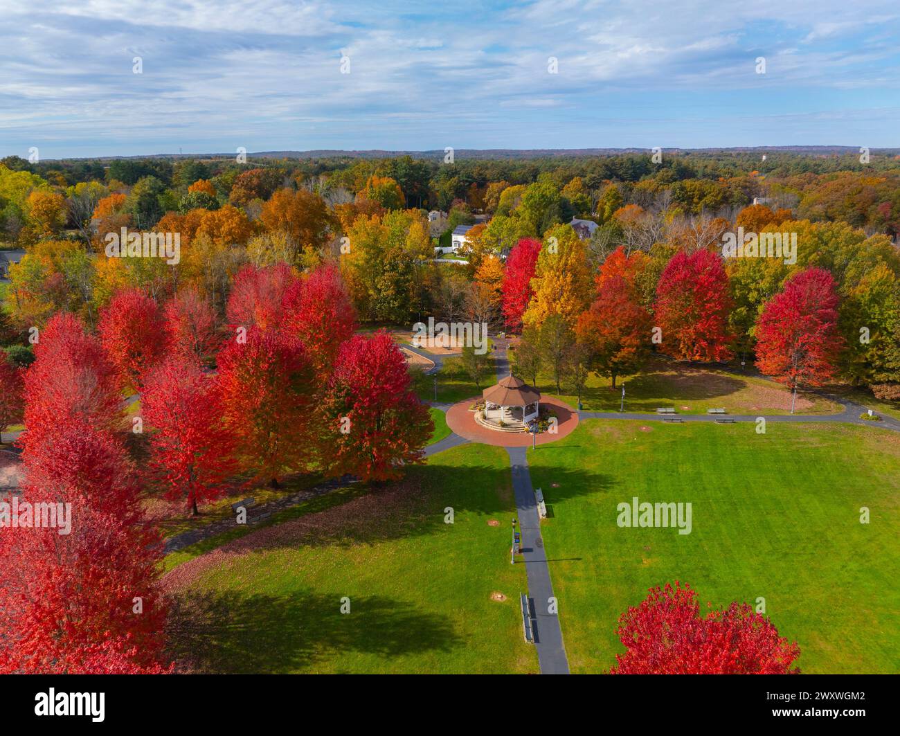 Bandstand aus der Vogelperspektive am Bellingham Town Common im Herbst mit Ahornbäumen im Hintergrund, historische Stadt Bellingham, Norfolk County, Massachusetts Stockfoto