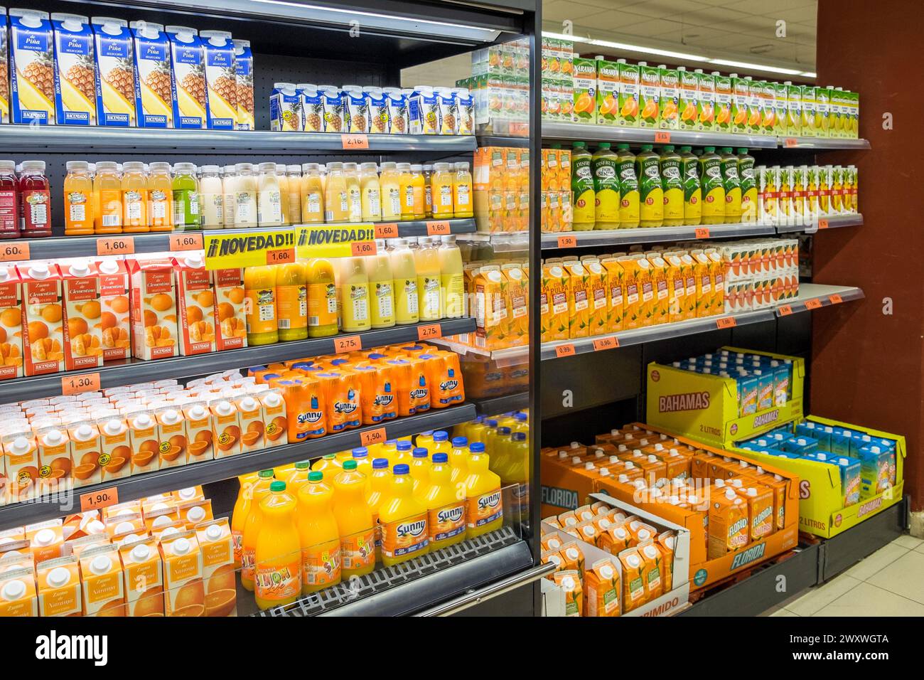 Behälter mit Fruchtsäften in den Regalen eines Supermarktes auf den Kanarischen Inseln Stockfoto