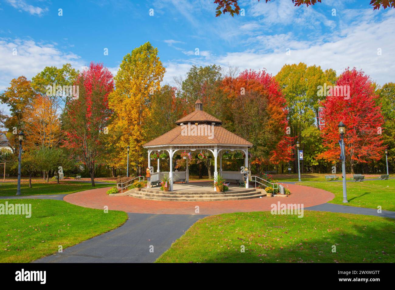 Bandstand am Bellingham Town Common im Herbst mit Ahornbäumen im Hintergrund, historische Stadt Bellingham, Norfolk County, Massachusetts MA, USA. Stockfoto