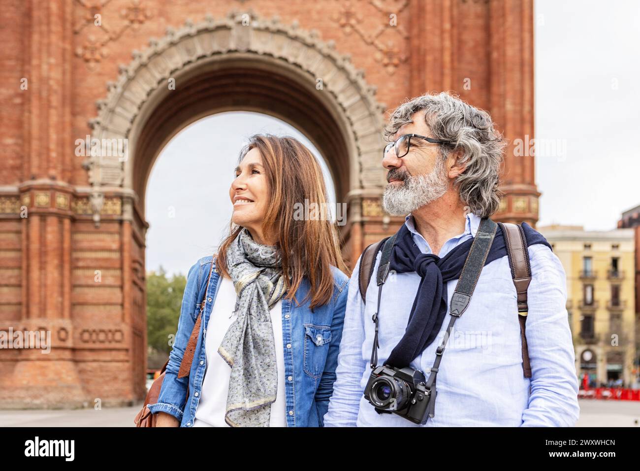 Reifes verheiratetes Paar, das Urlaub in der europäischen Stadt genießt Stockfoto