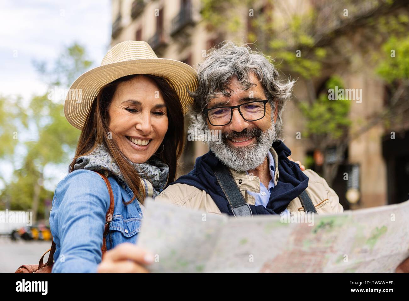 Seniorenpaar auf der Suche nach einem Standort auf dem Stadtplan Stockfoto