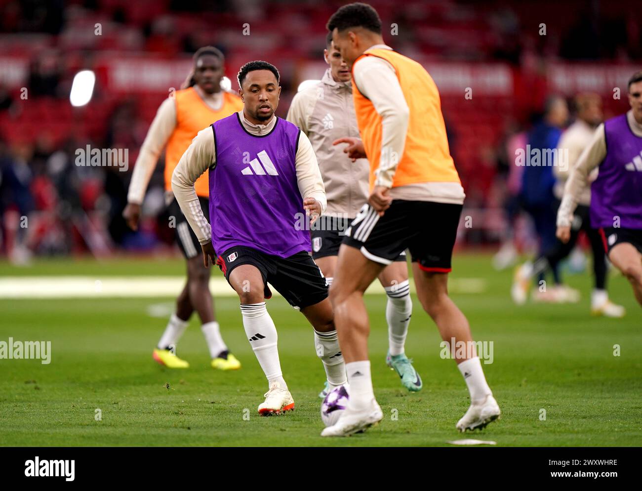 Fulham Kenny Tete (links) wärmt sich vor dem Spiel der Premier League