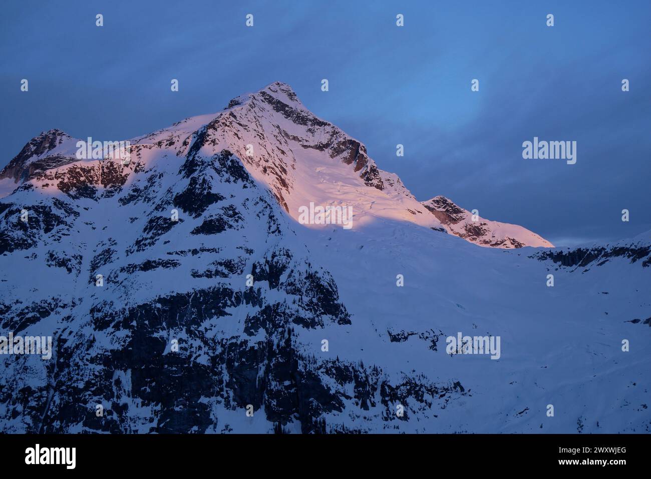 Alpenglow am Mount Butters, Selkirk Mountains Battle Range, von der Battle Abbey Hütte aus gesehen. Stockfoto