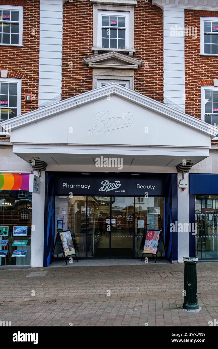 Epsom Surrey, Großbritannien, 2. April 2024, Außenansicht des Eingangsgebäudes für Boots Pharmacy Retail Chain Shop Stockfoto