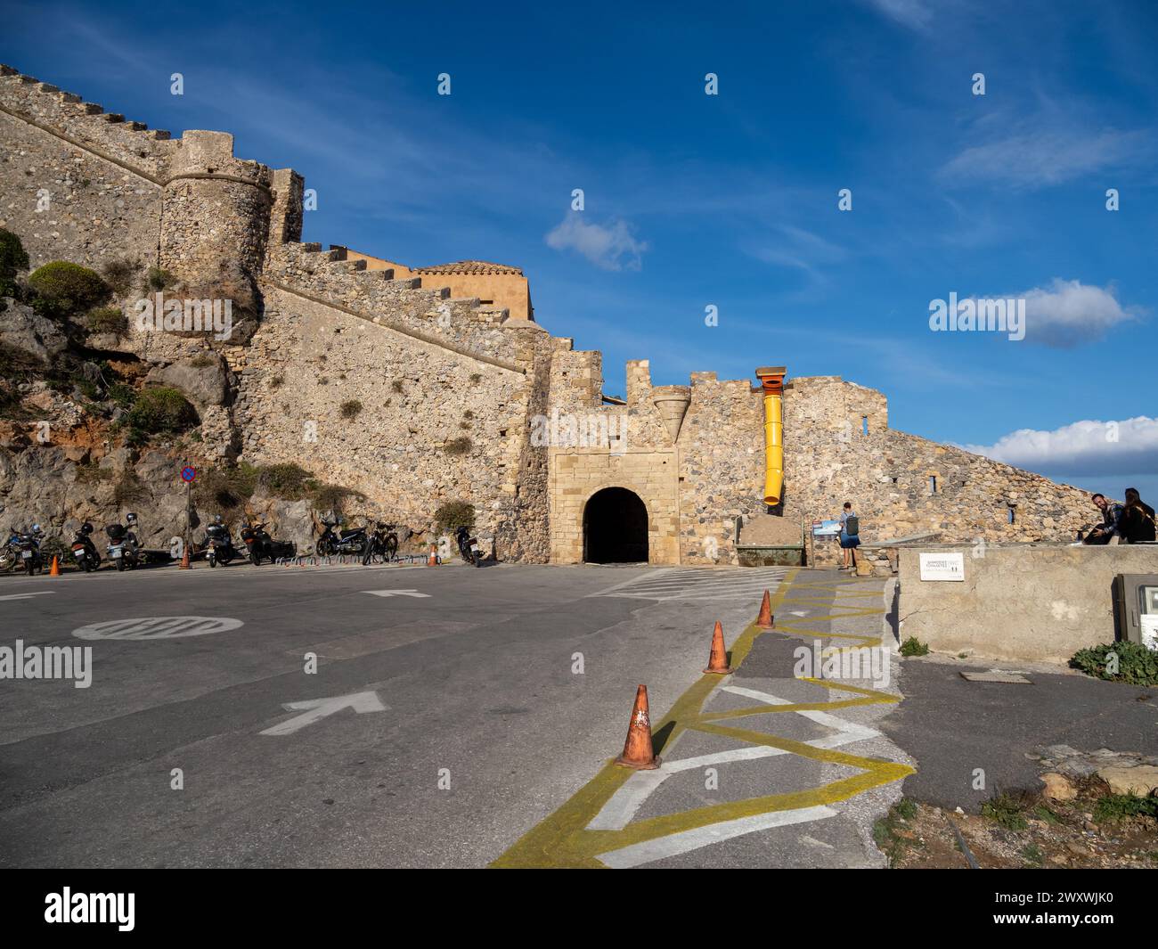 Blick auf den Eingang der mittelalterlichen Burgstadt Monemvasia Stockfoto